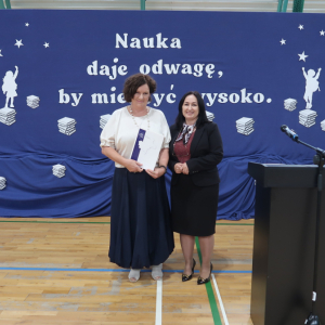 Pani Dyrektor Joanna Ozorka-Krawczyk z panią Ewą Borowiec -  nauczycielką nagrodzoną Nagrodą Dyrektora Szkoły. Kliknięcie na zdjęcie spowoduje jego powiększenie do rozmiaru oryginalnego.