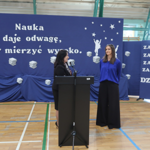 Pani Dyrektor gratuluje Pani Wicedyrektor Dorocie Gurgul otrzymania Nagrody Małopolskiego Kuratora Oświaty. Kliknięcie na zdjęcie spowoduje jego powiększenie do rozmiaru oryginalnego.