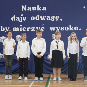 Grupka uczniów wykonuje piosenkę na akademii. Kliknięcie na zdjęcie spowoduje jego powiększenie do rozmiaru oryginalnego.