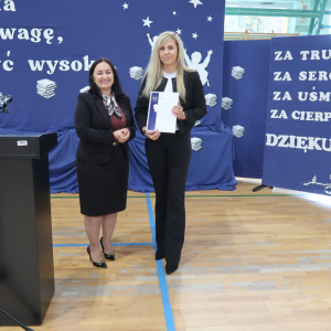 Pani Dyrektor Joanna Ozorka-Krawczyk z panią Katarzyną Biedrońską - nauczycielką nagrodzoną Nagrodą Dyrektora Szkoły. Kliknięcie na zdjęcie spowoduje jego powiększenie do rozmiaru oryginalnego.