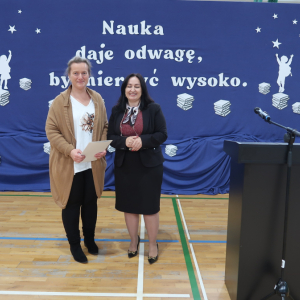 Pani Dyrektor Joanna Ozorka-Krawczyk z panią Anną Całką-Kosałą - nauczycielką nagrodzoną Nagrodą Dyrektora Szkoły. Kliknięcie na zdjęcie spowoduje jego powiększenie do rozmiaru oryginalnego.