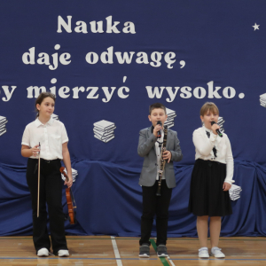 Utwór muzyczny dla nauczycieli przygotowany przez uczniów kl. 4 b. Kliknięcie na zdjęcie spowoduje jego powiększenie do rozmiaru oryginalnego.