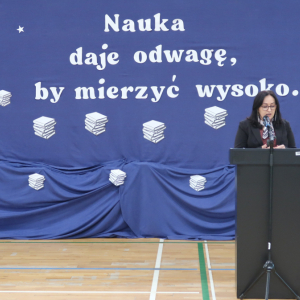 Przemówienie Pani Dyrektor Joanny Ozorki-Krawczyk. Pani Dyrektor Joanna Ozorka-Krawczyk z panią Małgorzatą Tracz - nagrodzoną Nagrodą Dyrektora Szkoły. Kliknięcie na zdjęcie spowoduje jego powiększenie do rozmiaru oryginalnego.