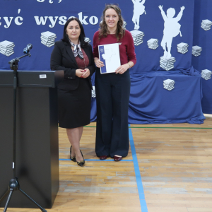 Pani Dyrektor Joanna Ozorka-Krawczyk z panią Kingą Gurak-Gicalą -  nauczycielką nagrodzoną Nagrodą Dyrektora Szkoły. Kliknięcie na zdjęcie spowoduje jego powiększenie do rozmiaru oryginalnego.