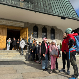 Czwartoklasiści wraz z nauczycielami i przewodnikiem zwiedzają Sanktuarium na Krzeptówkach. Kliknięcie na zdjęcie spowoduje jego powiększenie do rozmiaru oryginalnego.