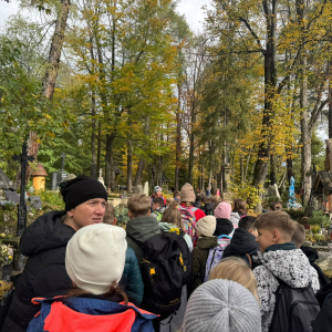 Uczniowie na Cmentarzu w Pęksowym Brzysku w Zakopanym. Kliknięcie na zdjęcie spowoduje jego powiększenie do rozmiaru oryginalnego.