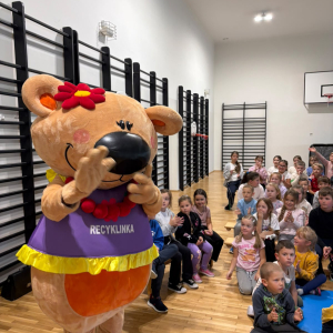 Spotkanie dzieci z Recyklinką - ekologiczną maskotką misiem. Kliknięcie na zdjęcie spowoduje jego powiększenie do rozmiaru oryginalnego.