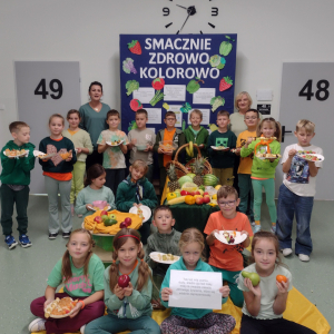 Drugoklasiści wraz z wychowawczynią Iwoną Czesak oraz panią Moniką Jaroszek prezentują owocowe przysmaki wykonane na zdjęciach w ramach akcji: "Smacznie-zdrowo-kolorowo".  Kliknięcie na zdjęcie spowoduje jego powiększenie do rozmiaru oryginalnego.