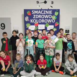 Uczniowie z 3 b prezentują jedzenie wykonane z okazji akcji profilaktycznej "Smacznie-zdrowo-kolorowo". Kliknięcie na zdjęcie spowoduje jego powiększenie do rozmiaru oryginalnego.