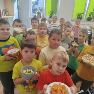 Uczniowie klasy 2 b prezentują sałatki wykonane na zajęciach. Kliknięcie na zdjęcie spowoduje jego powiększenie do rozmiaru oryginalnego.