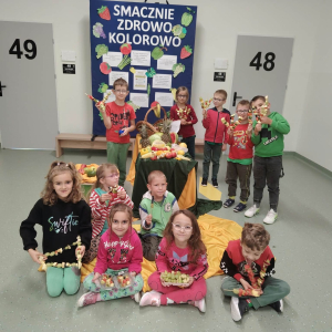 Uczniowie klasy 1 b  prezentują owocowe szaszłyki wykonane w ramach akcji: "Smacznie-zdrowo-kolorowo". Kliknięcie na zdjęcie spowoduje jego powiększenie do rozmiaru oryginalnego.