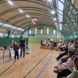 Jeden z uczniów podbija gumową piłkę na warsztatach fizycznych. Kliknięcie na zdjęcie spowoduje jego powiększenie do rozmiaru oryginalnego.