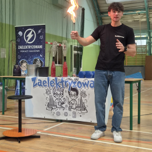 Eksperymenty z gazami na warsztatach chemicznych. Kliknięcie na zdjęcie spowoduje jego powiększenie do rozmiaru oryginalnego.