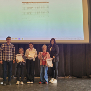 Laureatki Gminnych Igrzysk Szachowych - kl. 1-4 z Jury. Kliknięcie na zdjęcie spowoduje jego powiększenie do rozmiaru oryginalnego.