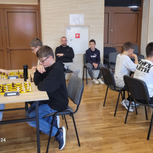 Uczniowie grają w szachy na Gminnych Igrzyskach Szachowych. Kliknięcie na zdjęcie spowoduje jego powiększenie do rozmiaru oryginalnego.